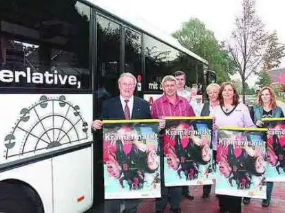 Die Gemeinde Wardenburg und die WEB werben gemeinsam f&uuml;r den Sonderbus: (v.l.) WEB-Regionalleiter Helmut Fokkena, Fachbereichsleiter Wolfgang Arians, Jens Rowold und Maritta Reents (beide WEB), die allgemeine Vertreterin der B&uuml;rgermeisterin D&eacute;sir&eacute;e Geisler und stellvertretende Fachbereichsleiterin Sandra Gruben.