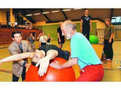 Hilfestellung: Beim Hochschulsport bleibt kein Teilnehmer auf sich allein gestellt.