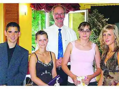 Schulleiter Paul Nienaber zeichnete als beste Sch&uuml;ler (von links) Tobias Marquardt (10a), Aljona Braun (10b), Stephanie Neu (10c) und Ann-Christin Burrichter (10b) aus.