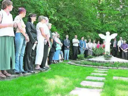 Auf dem Friedhof wurde der Bestattungsort f&uuml;r die allerkleinsten Kinder geweiht.