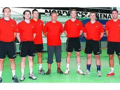 Neue Gesichter beim WHV: Trainer Michael Biegler (Mitte) nahm gestern mit seinen Neuzug&auml;ngen (von links) Renato Rui, Bostjan Hribar, Torwart Milos Potera, Tobias Schr&ouml;der, Frank Habbe und David Kazirz das Training auf.