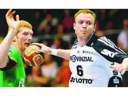 Im Anflug auf Oldenburg: Henrik Lundstr&ouml;m vom THW Kiel (rechts gegen den Magdeburger Karol Bielecki) absolviert am Sonnabend in der EWE-Arena ein Testspiel gegen den Bundesliga-Konkurrenten Wilhelmshavener HV.