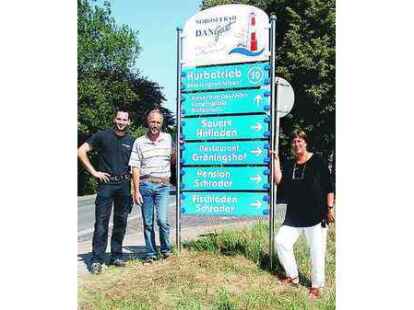 Die wei&szlig;en K&ouml;pfe der Hinweisschilder wurden ersetzt. Dar&uuml;ber  freuen sich (von links)  Andr&eacute; Gollinck (Berner Grafik) sowie Helmut Sauer und Ina-Maria Abken-Ziegler.