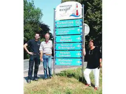 Die wei&szlig;en K&ouml;pfe der Hinweisschilder wurden ersetzt. Dar&uuml;ber  freuen sich (von links)  Andr&eacute; Gollinck (Berner Grafik) sowie Helmut Sauer und Ina-Maria Abken-Ziegler.