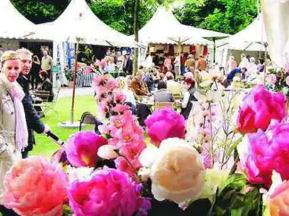 <p>Von sch&ouml;nen Dingen umgeben: Rund 100 Aussteller pr&auml;sentierten in gr&auml;flichen G&auml;rten Sch&ouml;nes und Seltenes.</p>
