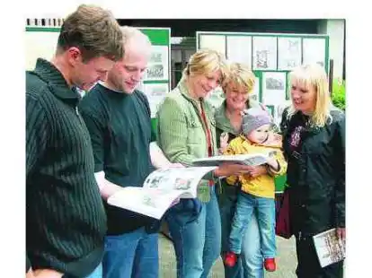 Begehrte Lekt&uuml;re: Die soeben erschienen Chronik &uuml;ber 25 Jahre Schulgeschichte fand bei den ehemaligen Sch&uuml;lern rei&szlig;enden Absatz &ndash; und wurde gleich gelesen.