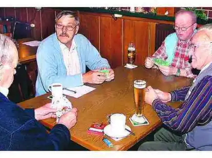 In fr&ouml;hlicher Runde: Vorsitzender Gerold Wortmeyer (2.v.l.) mit seinen Skat-Kollegen Klaus Stahlschmidt, Fred Sch&ouml;lzel und Erich Kreklau (v.l.).