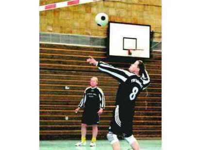 Mit Ehrgeiz zur Sache gingen die Faustballer von neun Wasserschutzpolizeimannschaften Niedersachsens.