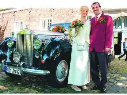 Haben sich getraut: Elke und Harald Paul gaben sich gestern im Waisenhaus in Varel das Ja-Wort &ndash; am 6. 6. 2006. Dieses besondere Datum hatten sich weitere f&uuml;nf Paare als Hochzeitstermin ausgesucht.