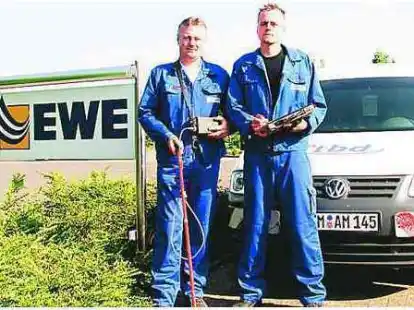Mit tragbarem Computer und Gasmessger&auml;t unterwegs: Jochen Warntjen (l.) und &bdquo;Lotse&ldquo; Sebastian Gerber.