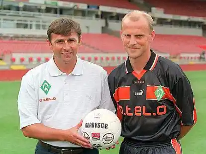 ARCHIV&nbsp;- Thomas Schaaf (r), Trainer des SV Werder Bremen, posiert mit dem neuen Werder-Sportdirektor Klaus Allofs (l) am 15.7.1999 im heimischen Werder-Stadion f&uuml;r die Fotografen. Foto: Ingo Wagner/dpa (zu dpa-Korr.: &laquo;Zu Schaafs 14. Jahrestag steckt Werder wieder im&nbsp;Abstiegskampf&raquo; vom 08.05.2013) +++(c) dpa - Bildfunk+++
