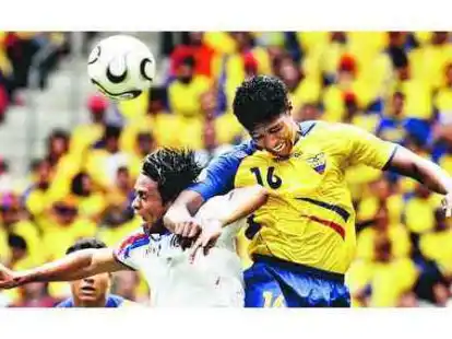 Mund auf, Augen zu: Der ecuadorianische Mittelfeldspieler Luis Valencia (rechts) setzt sich im Kopfballduell gegen Walter Centeno durch. Die S&uuml;damerikaner gewannen verdient auch das zweite Gruppenspiel.