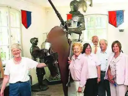 G&auml;stef&uuml;hrerin Elisabeth Th&ouml;lke (links), von der Tourist-Information Nordkreis Vechta, erl&auml;uterte den Besuchern die Ausstellung im Museum im Zeughaus.