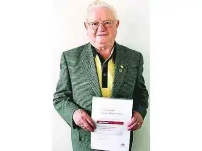 Ausgezeichnet: Helmuth Swoboda zeigt stolz die Urkunde vom Chorverband.