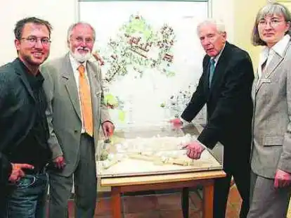 Sahen sich schon einmal das Modell zur Erweiterung an: Architekt Stephan Damke, M&auml;zen Gerhard Rixen, Klaus von Dohnanyi und Schulleiterin Meike Kreutzburg (v.l.).