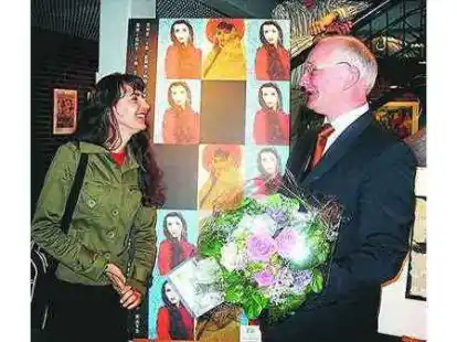 Als einzige von drei Preistr&auml;gern nahm Burgi Michenthaler den zweiten Preis entgegen, den ihr Vize-B&uuml;rgermeister Horst Siemers &uuml;berreichte.