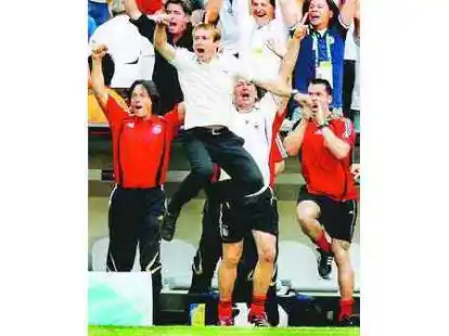 &Uuml;berflieger: In ungeahnte H&ouml;hen schwingt sich derzeit die deutsche Nationalmannschaft bei der WM auf. Bundestrainer J&uuml;rgen Klinsmann (vorne) gibt die Richtung vor.