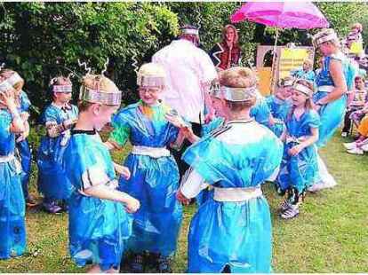 Einen Tanz der &bdquo;Au&szlig;erirdischen&ldquo; zeigte die Maxi-Gruppe im Kindergarten &bdquo;Sonnenblume&ldquo;.