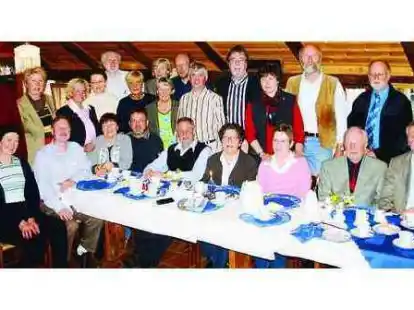 Viel zu erz&auml;hlen hatten sich die ehemaligen Sch&uuml;ler der Mittelschule Zetel, die jetzt nach 40 Jahren zu einem Klassentreffen zusammengekommen sind.