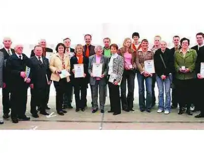 B&uuml;rgermeister Thomas St&auml;dtler (9. von links) sprach den ausgezeichneten Ehrenamtlichen den Dank und die Anerkennung der Stadt L&ouml;ningen aus.