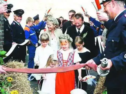 Das  geh&ouml;rte zu den angenehmen Aufgaben der Freiwilligen Feuerwehr Loy-Barghorn: Spalier stehen f&uuml;r ihren Kameraden Herbert Niehus bei dessen spektakul&auml;rer Hochzeit im vergangenen Jahr.