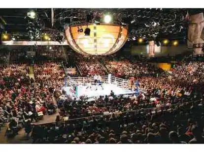 Kein Platz frei: Die Boxabende (hier im Oktober mit Schwergewichtler Nikolai Valuev) zogen die Leute aus Oldenburg und der weiten Region in Scharen an. Auch die Basketballspiele waren meist ausverkauft.