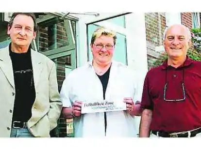 Hotel als &bdquo;fu&szlig;ballfreie Zone&ldquo;: Uwe Ellmers, Hotel-Inhaberin Doris Angele-Linder und Gerhard Kurzhals (v.l.).