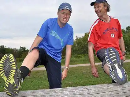 Dehnen ihre Beine, bevor sie die f&uuml;nf Kilometer lange Laufstrecke in Angriff nehmen: Michael Fleischer (links) und sein Betreuer Gerd von Seggern.