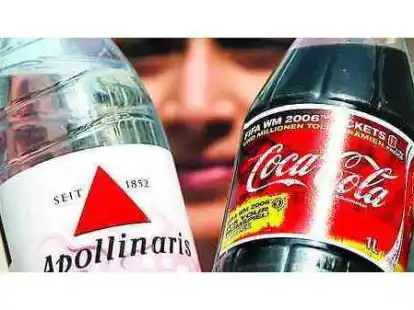 K&uuml;nftig in einer Hand: Apollinaris und Coca-Cola.