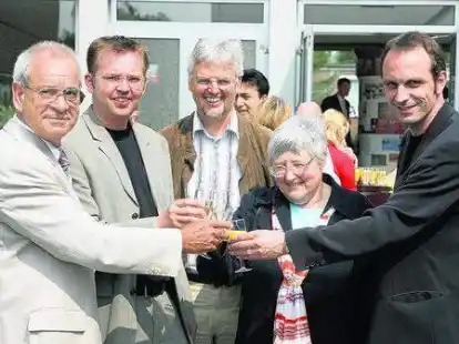 Stie&szlig;en mit Sekt auf die Zukunft des CVJM-Jugendg&auml;stehauses an (v.l.) Horst Heitmann, CVJM-Vorsitzender Henning Wedermann, Landesvorsitzender Erich Schnau-Huisenga, B&uuml;rgermeisterin Ursula Aljets und Werner Hoffmann.