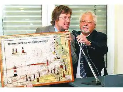 Ein Schweizer Wetterfrosch mit Seeblick: J&ouml;rg Kachelmann (links) freute sich &uuml;ber eine von Ole West geadelte Seekarte, die ihm Gerd Kruse schenkte.