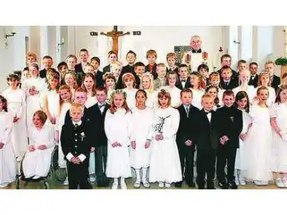 Erstkommunion in der St.-Peter-Kirche: Pastor Heinz Holtmann (hinten) segnete die Kinder ein.