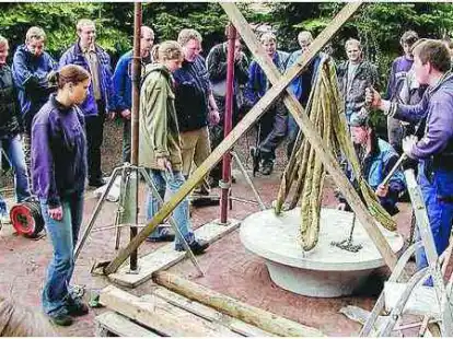 Mit einem Flaschenzug brachten die jungen Frauen und M&auml;nner den schweren Betongrill in Position.