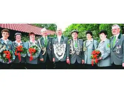 Das neue K&ouml;nigshaus: (v.l.) Marga Osterloh, Hannelore Cording, Carmen Leutloff, Werner Markus, J&uuml;rgen Cording, Gustav Stasiak, Antje-Grete Riese, Ursel Leberecht und Rolf Leberecht