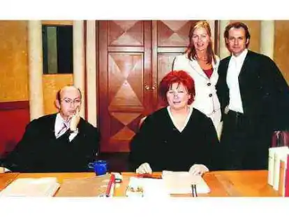 Kurze Drehpause: Marion Ellendorff als Nebenkl&auml;gerin und Staatsanwalt Bernd R&ouml;mer stehen hinter Rechtsanwalt Uwe Krechel und Richterin Barbara Salesch. Nach der Fotopause geht es wieder hoch her im Gerichtsaal. Am 28. April l&auml;uft die TV-Verhandlung bei SAT1.