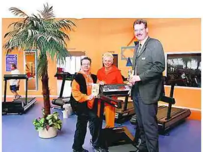 Britta Kaiser und Michaela Fechtmann (v.l.) freuen sich &uuml;ber die Kooperation mit dem Leiter des Delmenhorster AOK-Servicezentrums, Bernd Wessels.