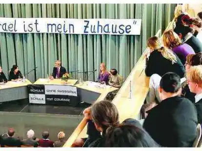 Antwortete zwei Stunden lang geduldig auf die zahlreichen Fragen der KGS-Sch&uuml;ler und -Sch&uuml;lerinnen: Der israelische Botschafter in Deutschland, Shimon Stein, auf dem Podium in der Neuen Aula in Rastede.