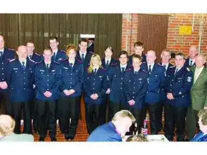 Viele Feuerwehrfrauen und -m&auml;nner wurden bef&ouml;rdert. B&uuml;rgermeister Busch, stellvertretender Kreisbrandmeister Helmer Sch&ouml;nheim und Stadtbrandmeister Werner Asseln (von rechts) gratulierten.