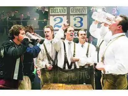 Kampftrinken Bayern gegen Irland . Wer das Schluck-Duell in dieser Szene der US-Kom&ouml;die &bdquo;Beerfest&ldquo; f&uuml;r sich entscheidet, l&auml;sst sich leicht am Pegelstand der Bierhumpen erkennen.