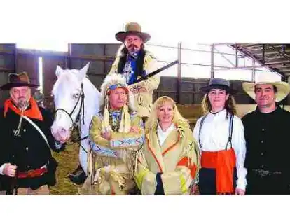 Western- Akteure trafen sich jetzt  in Jever. Ronald Ortloff (re.) will die Frieslandhalle mit der neuen Attraktion mit Leben f&uuml;llen.