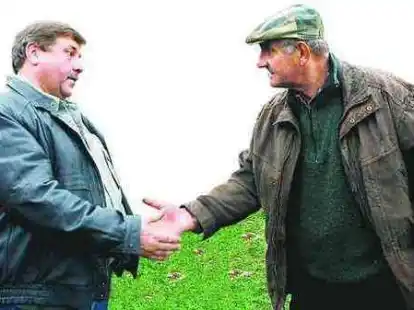 Per Handschlag werden Gesch&auml;fte auf dem Viehmarkt besiegelt. So h&auml;lt es Johann Hallenga aus Aurich (rechts), der den Markt seit Jahren besucht.
