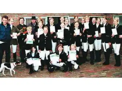 Der erfolgreiche Nachwuchs der Reitgemeinschaft Dangast mit seinen Trainern und den Richtern.