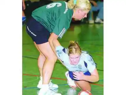 Bis zum Umfallen k&auml;mpften Garrels Handballerinnen (am Boden)  gegen die SG Neuenhaus/Uelsen. Dank einer starken Abwehr siegten sie 29:26.