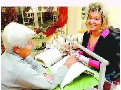 Bei den oft sehr zeitintensiven Behandlungen bleibt immer noch Zeit f&uuml;r ein nettes Gespr&auml;ch. Am kleinen Nagel wird das neue Design getestet.