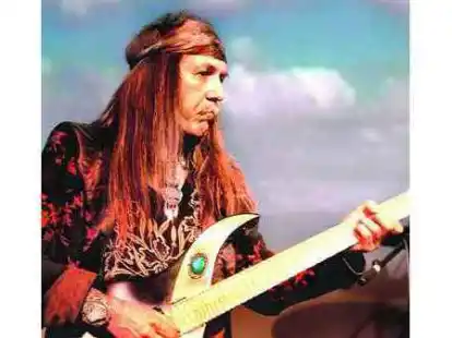 Der Meister Uli Jon Roth spielt auf seiner siebensaitigen E-Gitarre.