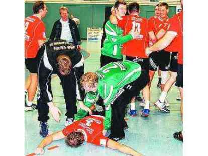 Am Boden, ersch&ouml;pft, aber gl&uuml;cklich: Thomas Lammers nach dem Abpfiff. Der Vareler R&uuml;ckraumspieler hatte neun Tore erzielt, das wichtigste in der Schlusssekunde.