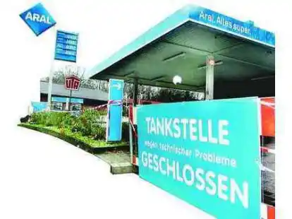 Diese Tankstelle ist zurzeit au&szlig;er Betrieb. Die Zapfs&auml;ulen (kl. Bild) sind mit Planen abgedeckt.