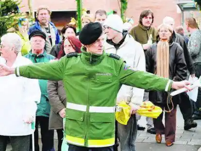 Bei einem &Uuml;bungseinsatz auf der Rambla zeigten sich die Verkehrskadetten der &Ouml;ffentlichkeit. Hier sichert Vereinsgr&uuml;nder und erster Vorsitzender des Vereins, Rolf Bertram, die &Uuml;berwegung f&uuml;r Fu&szlig;g&auml;nger ab.