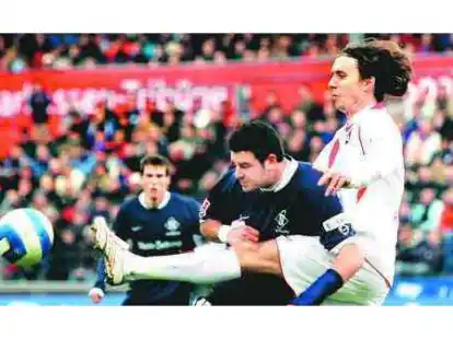 Abgegr&auml;tscht: Der SC Freiburg (rechts Henrich Bencik)schaffte beim TuS Koblenz (Joshua Grenier) einen 1:0-Sieg. Die Breisgauer entfernten sich dadurch von den Abstiegspl&auml;tzen.