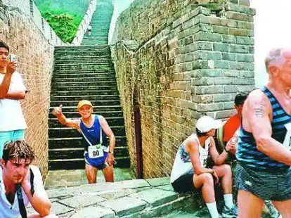 Abgek&auml;mpft, aber gl&uuml;cklich meisterte Arno Zech (Mitte) vom TuS Eversten die letzten der insgesamt 9168 Treppenstufen beim Lauf auf der Chinesischen Mauer.